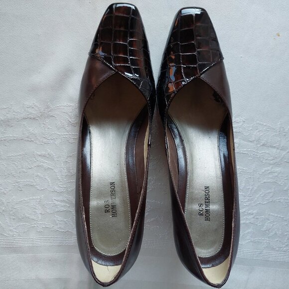 Ros Hommerson Women's Brown Crocodile Pattern Pumps, Size 8 - Picture 2 of 7